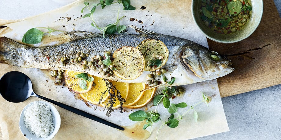 Hele zeebaars met citrusfruit
