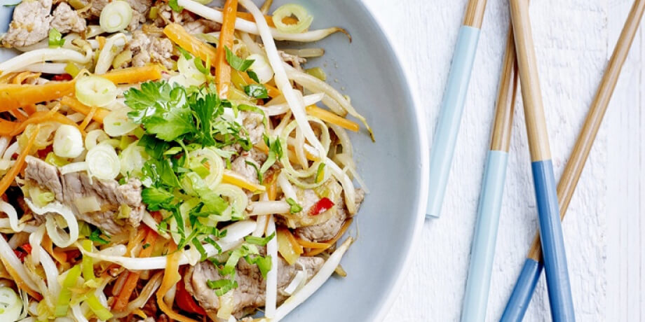 Wok de boeuf aux poireaux, carottes, jeunes oignons et germes de soja