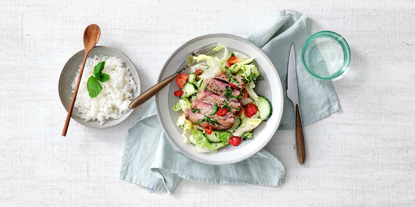 Rundvleessalade met spicy kokosdressing en Thaise rijst
