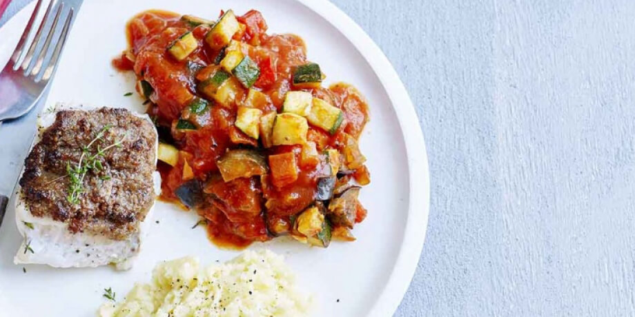 Lotte met een korstje van bacon en pecannoten, met ratatouille en puree