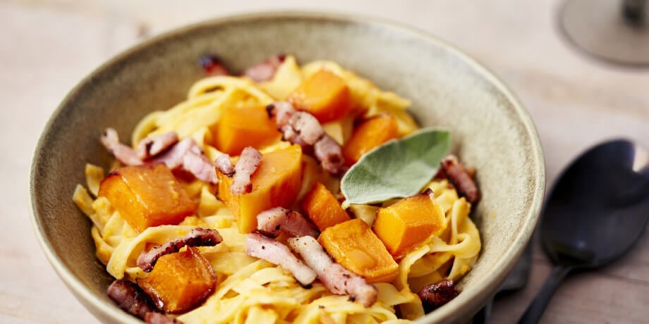 Tagliatelles à la courge, lardons et sauge