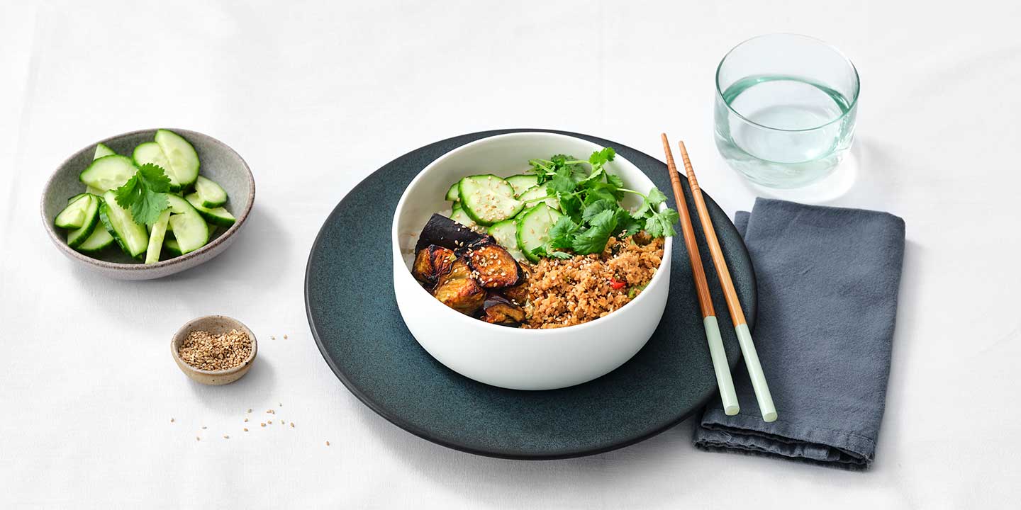 Bol de riz, aubergines à la sauce teriyaki, concombres marinés et haché veggie