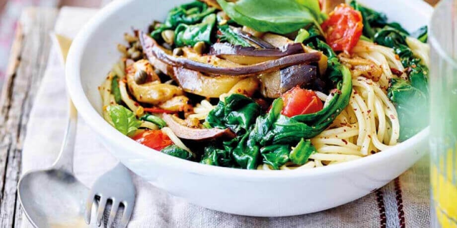 Spaghetti aux épinards, aubergines, tomates et câpres