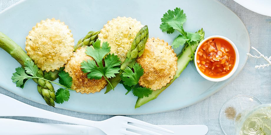 Ravioli frits, salsa épicée