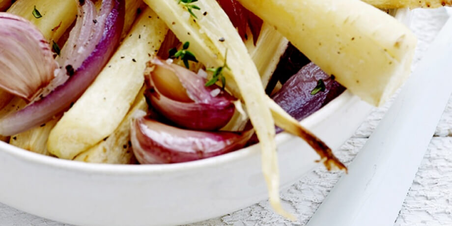 Panais, oignons rouges et ail rôtis, sauce au miel