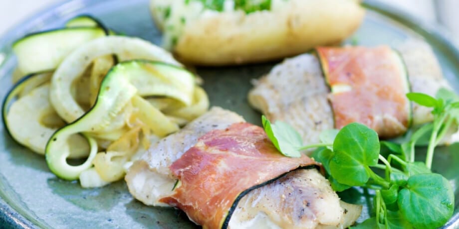 Roulades de filets de truite au jambon cru, fenouil, pomme de terre en chemise et mayonnaise aux herbes