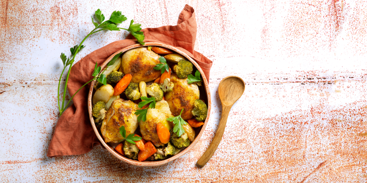 Cuisses de poulet, carotte et brocoli au four