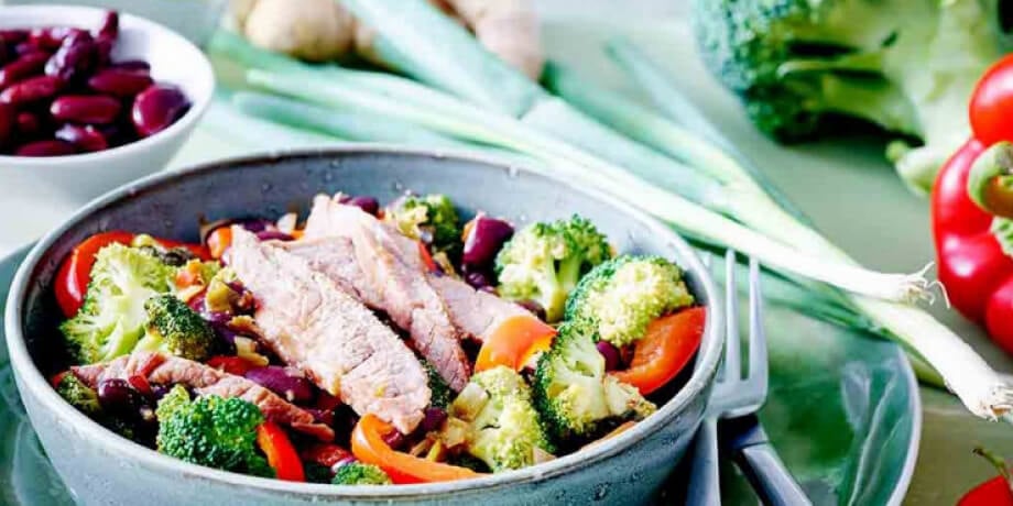 Rumsteck au brocoli, piment et haricots rouges