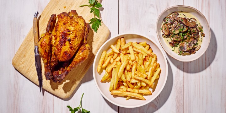 Gebraden kip met champignonsaus, bladpeterselie en ovenfrieten