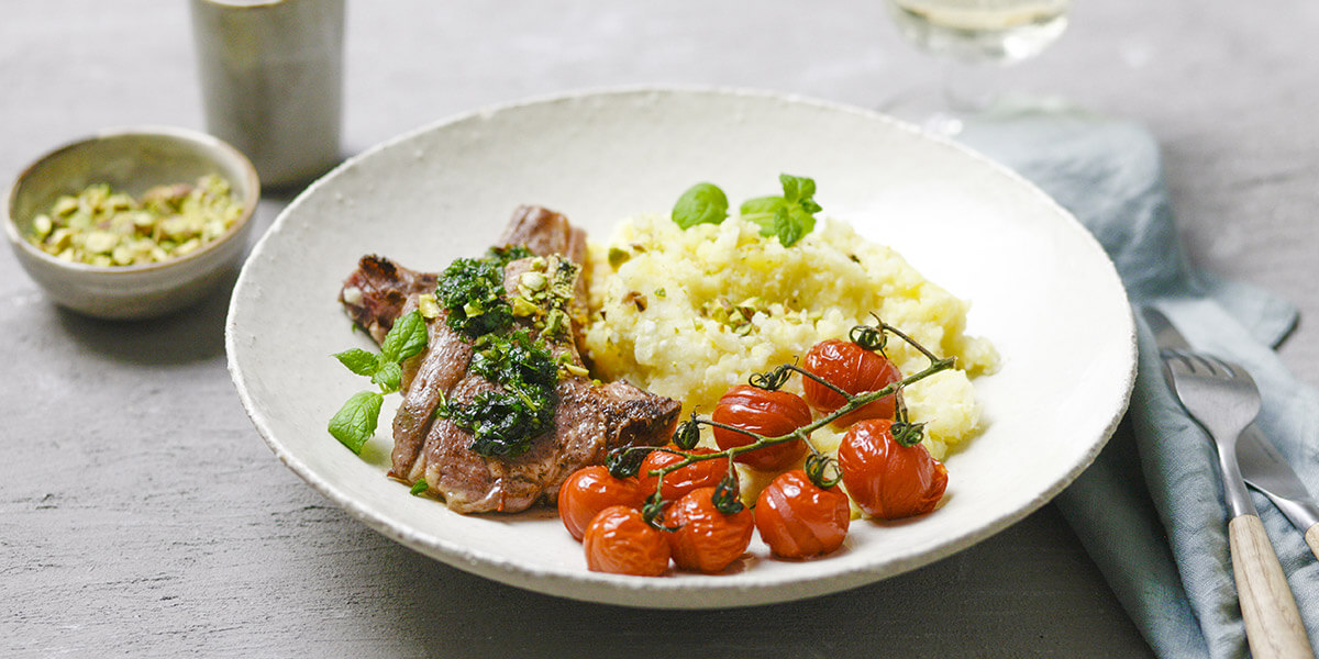 Côtelettes d'agneau à l'huile aromatisée à la menthe et purée de chou-fleur