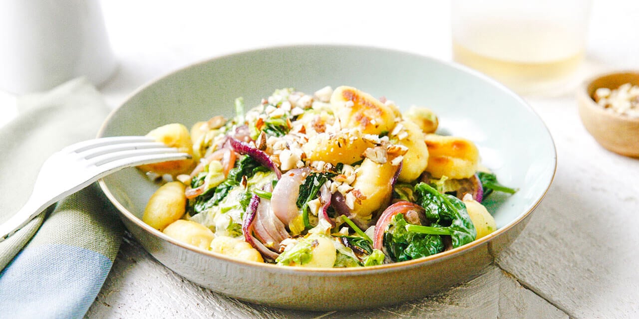 Gnocchi à la scarole et épinards, sauce au roquefort et oignon rouge grillé