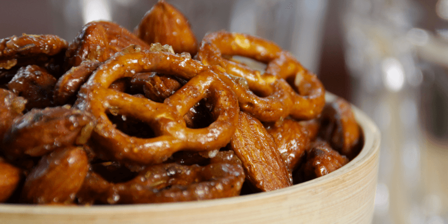 Amandes et bretzels rôtis au miel et herbes de Provence