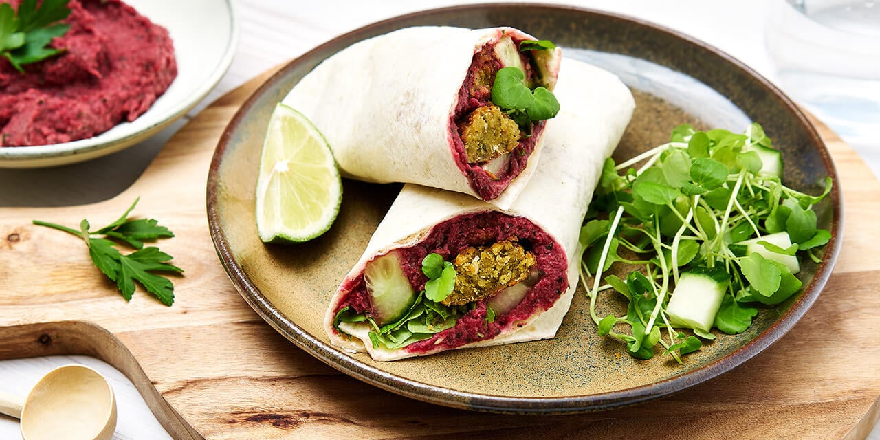 Wrap de falafel au houmous de betterave rouge