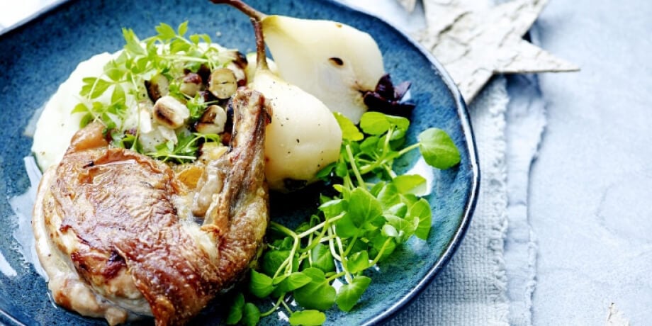 Pintade à la purée de topinambours et poires au vin