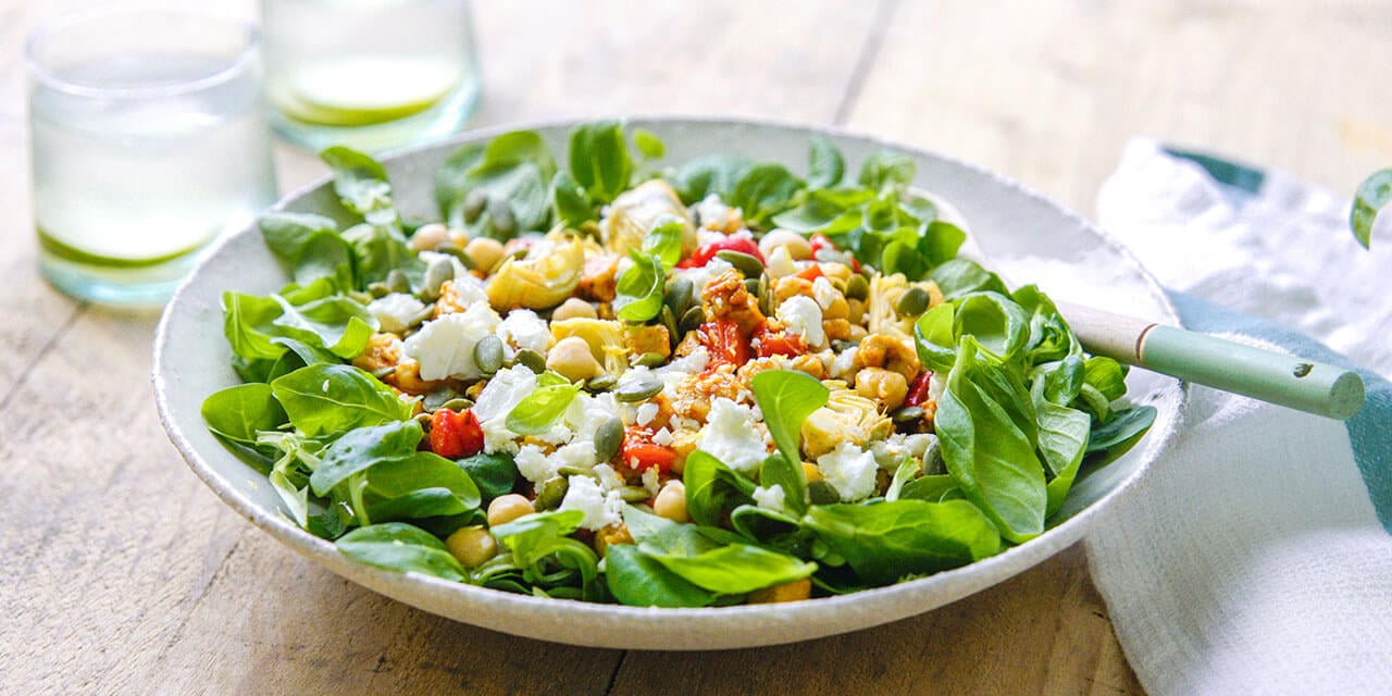 Zomerse salade van gegrilde groenten en Italiaanse quornblokjes