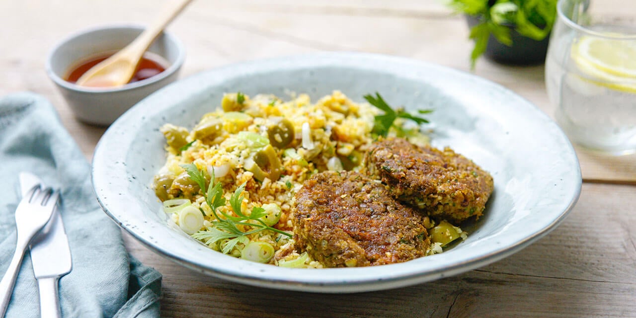 Linzenburgertjes met pastinaakcouscous en harissadressing