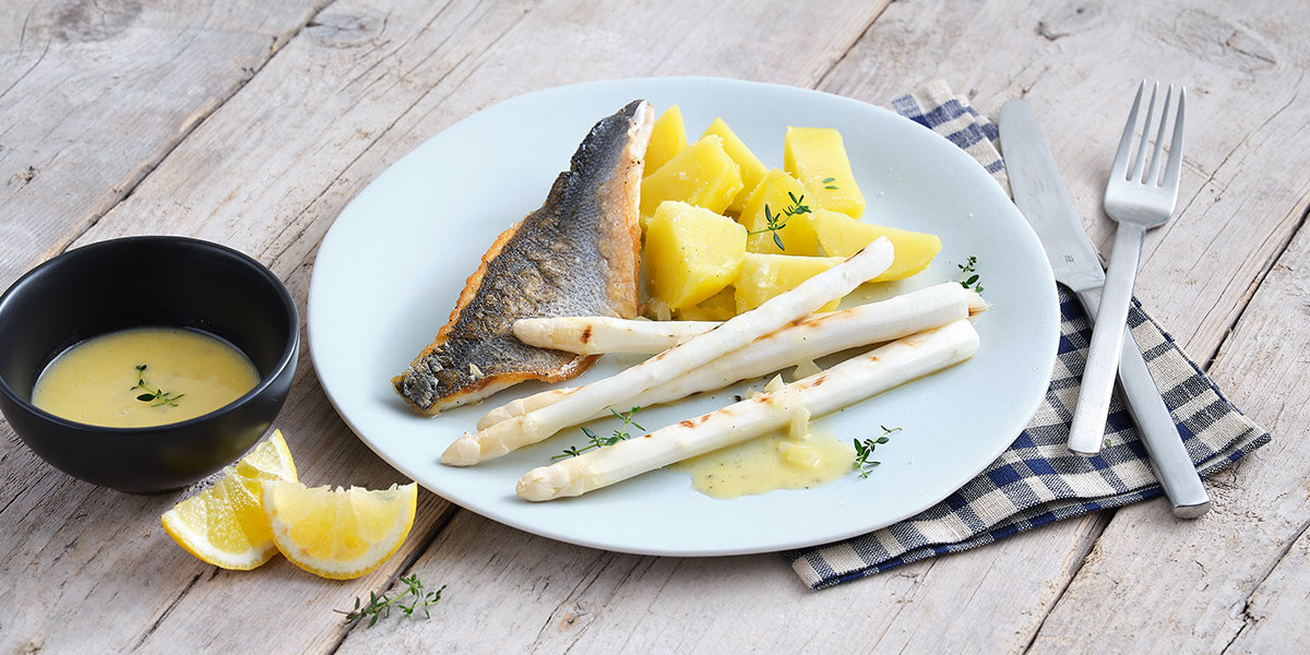 Zeebaars met frisse saus en gegrilde witte asperges