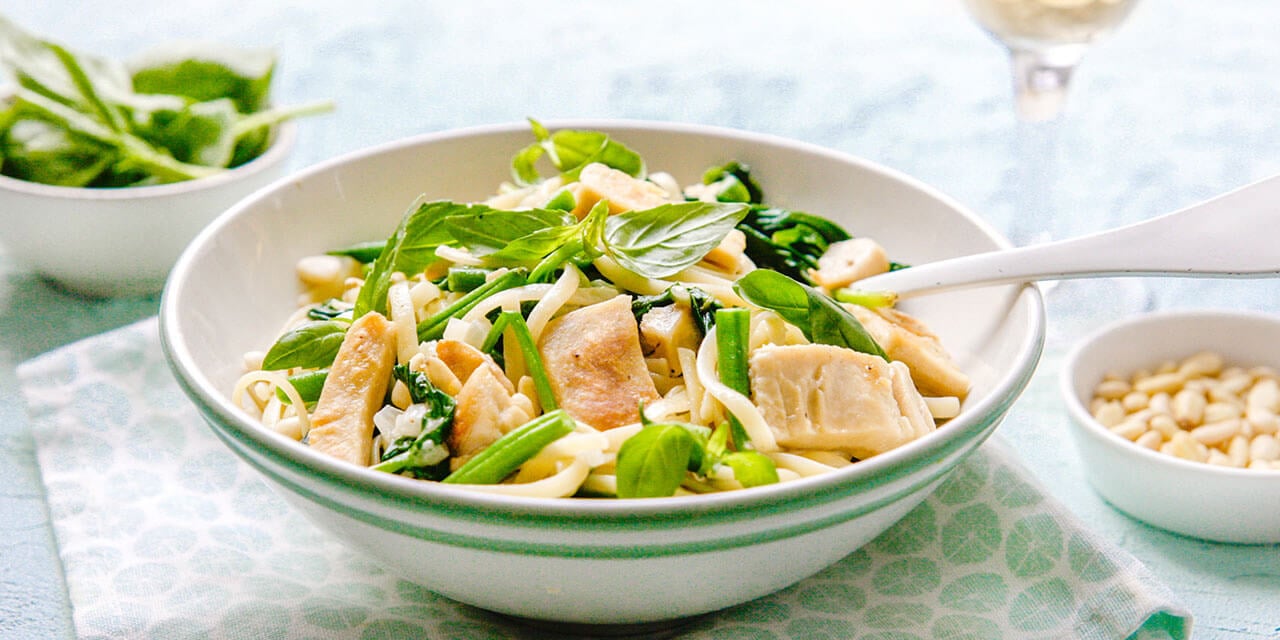 Linguine, sauce aux légumes de printemps, haricots, basilic et épinards