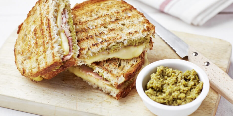 Croque-monsieur au jambon, fromage d’Abbaye et tapenade d’olives vertes