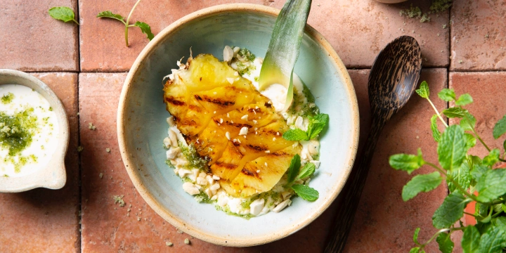 Gegrilde ananas met zure room en muntsuiker