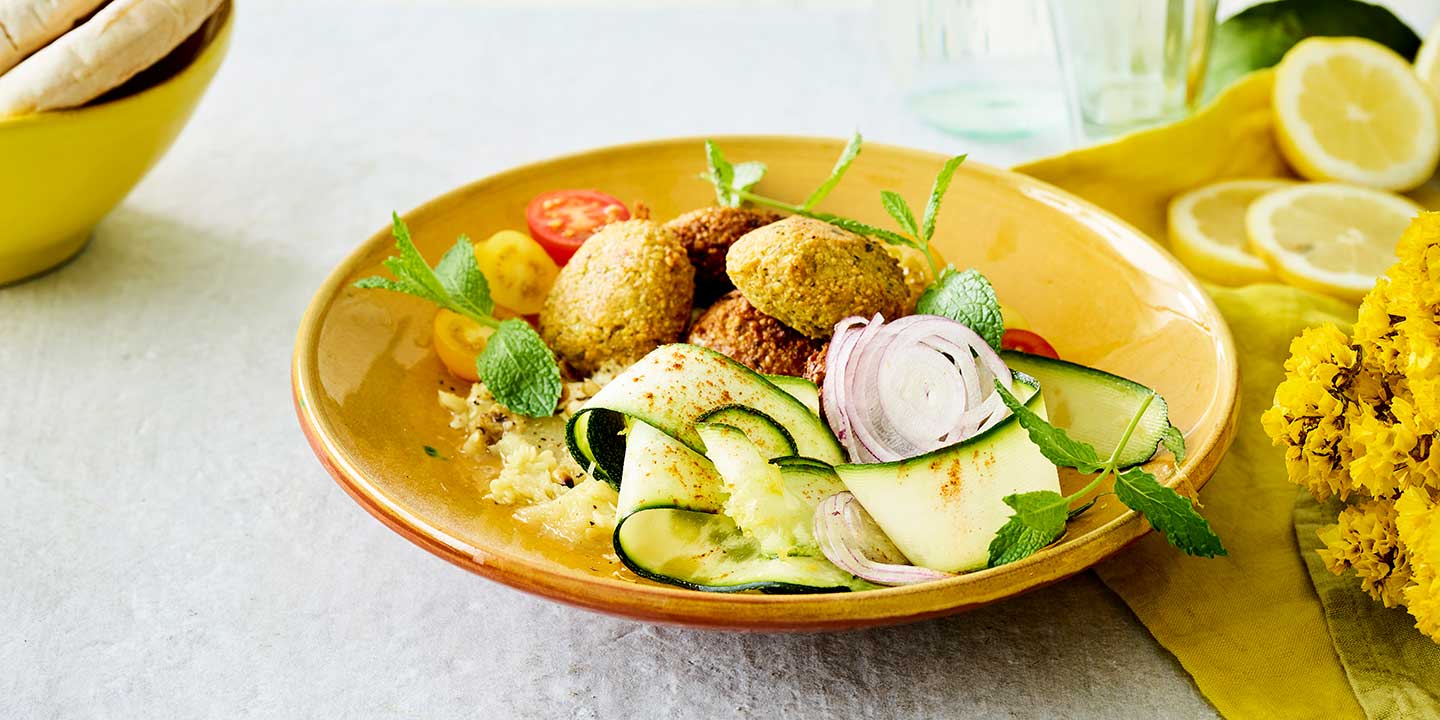 Baba ganoush van courgettes, falafels met hazelnoten