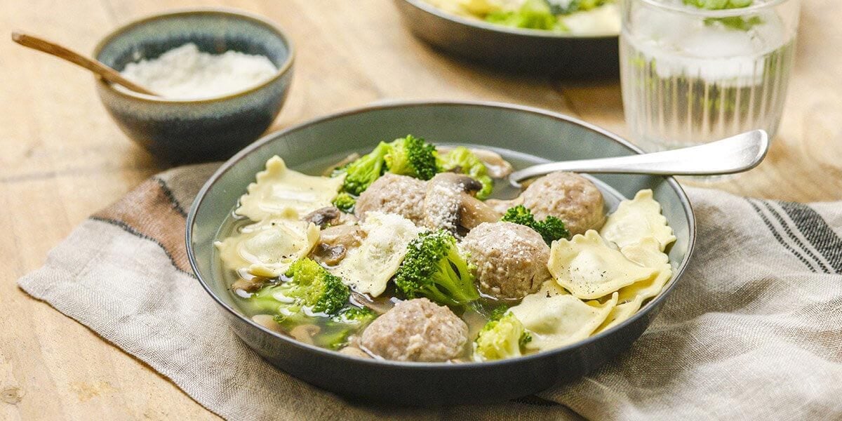 Consommé de champignons aux raviolis et boulettes de viande hachée