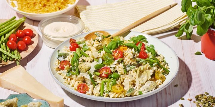 Salade de fusilli, asperges vertes, coeurs d’artichauts et aïoli