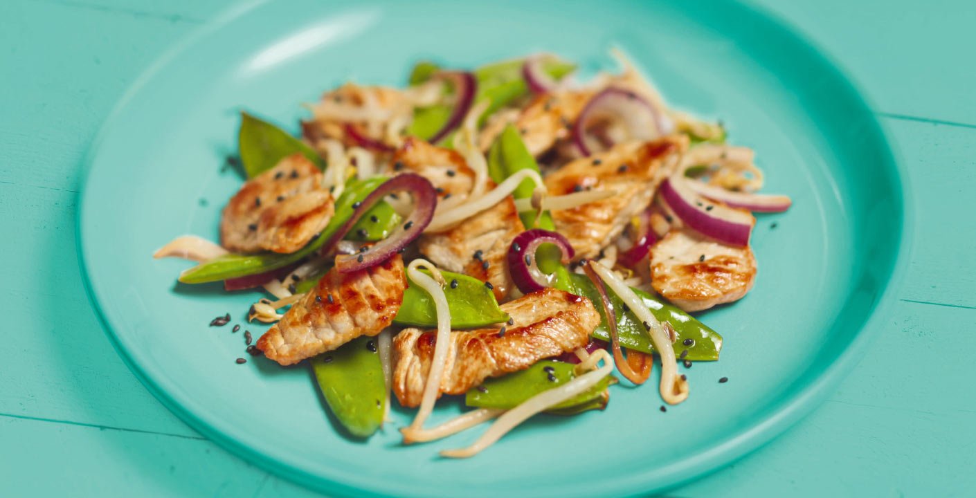 Wok van kalfsvlees met peultjes, soja en zwarte sesamzaadjes