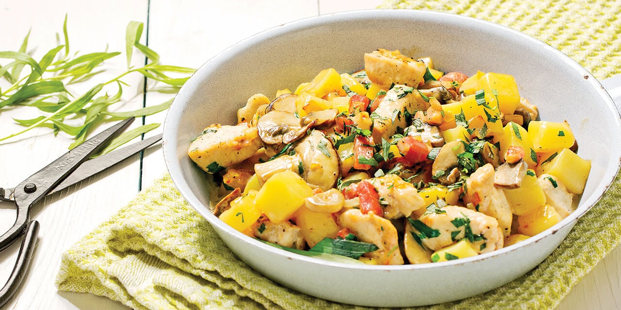 Fricassée de poulet aux champignons, lardons et sauce estragon