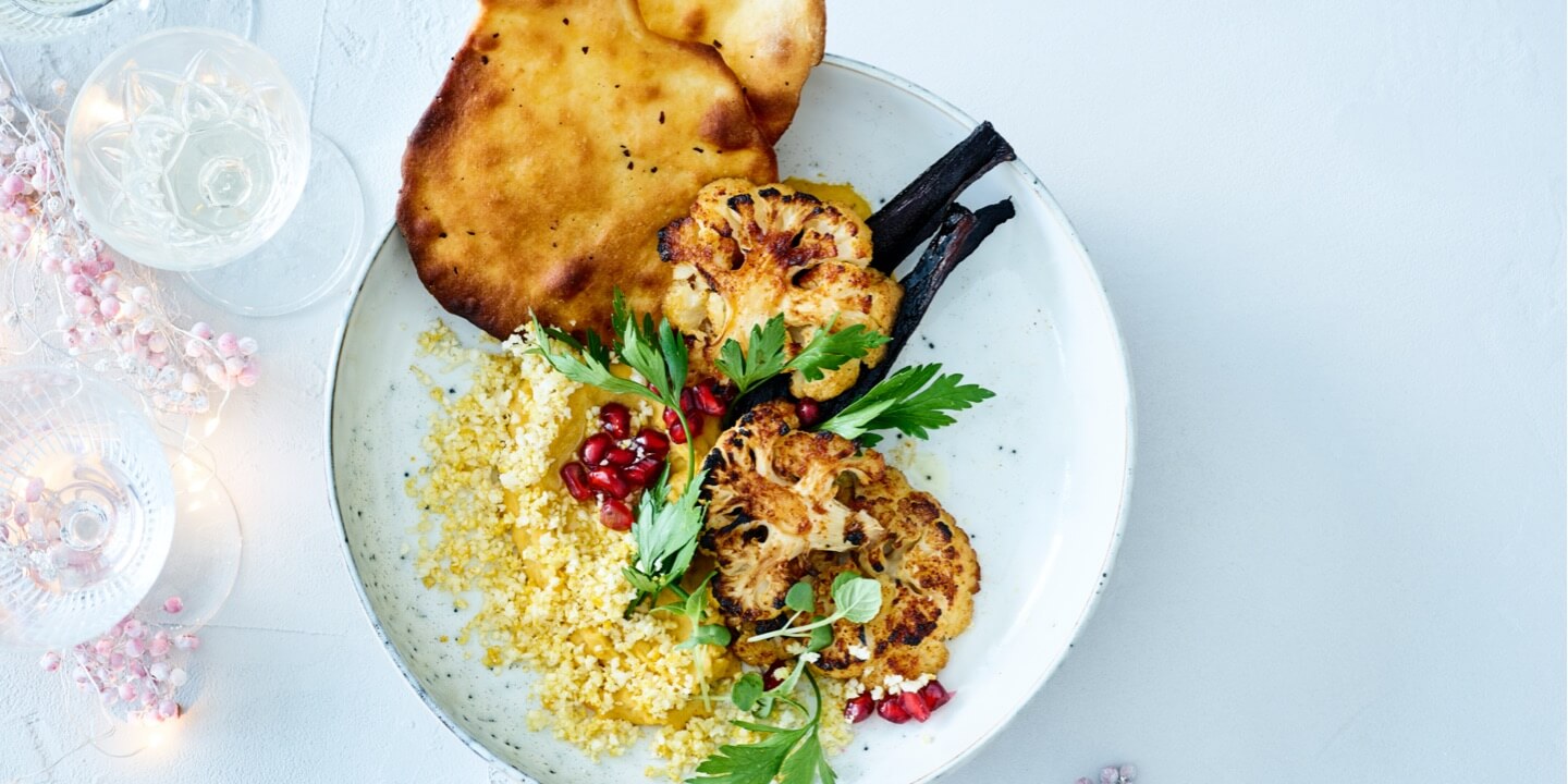 Bloemkoolsteak met harissa en gekaramelliseerde wortelen