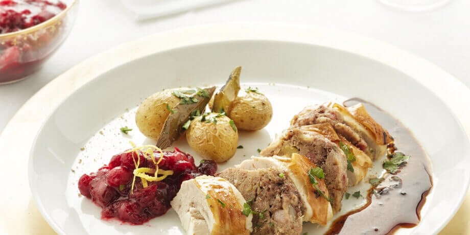 Dinde de Noël au four farcie, pommes de terre grenaille au thym et airelles