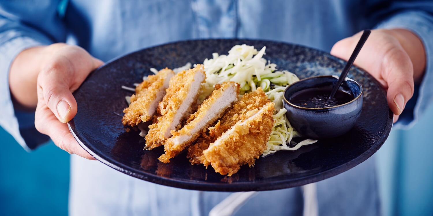 Tonkatsu, witte koolsalade en tonkatsu-saus