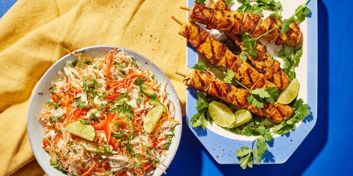 Varkensbrochette met ananas en noedelsalade op Thaise wijze
