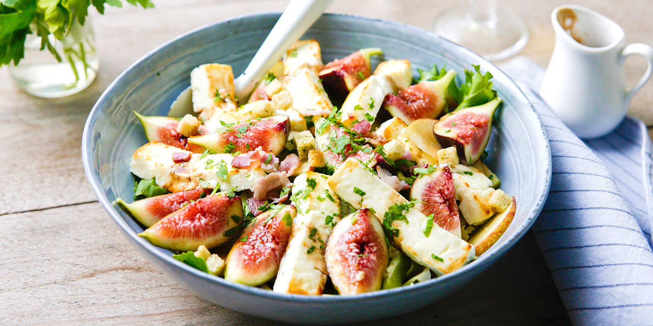 Homemade hotdogs met koolsalade	