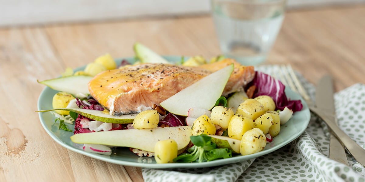 Saumon rosé et salade à la poire