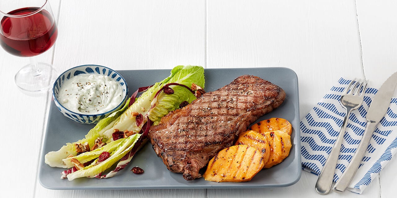Steak grillé et patate douce, salade romaine à la vinaigrette de roquefort