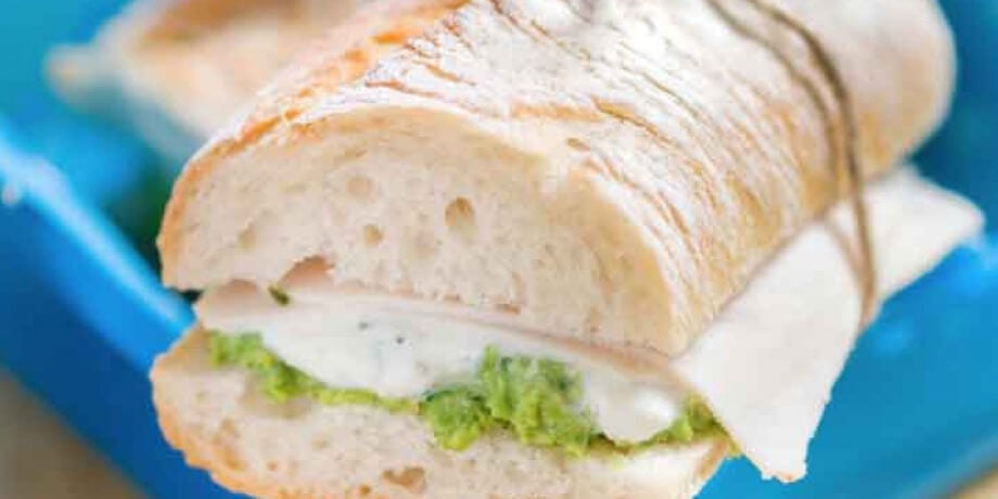 Stokbrood met erwtentapenade, ricotta en kipfilet