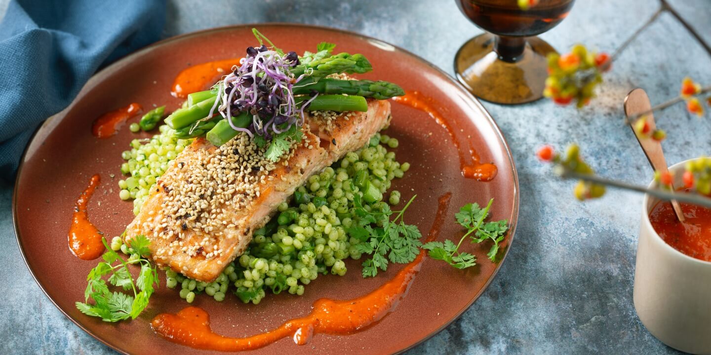 Saumon en robe de sésame, couscous perlé aux herbes et coulis de poivron