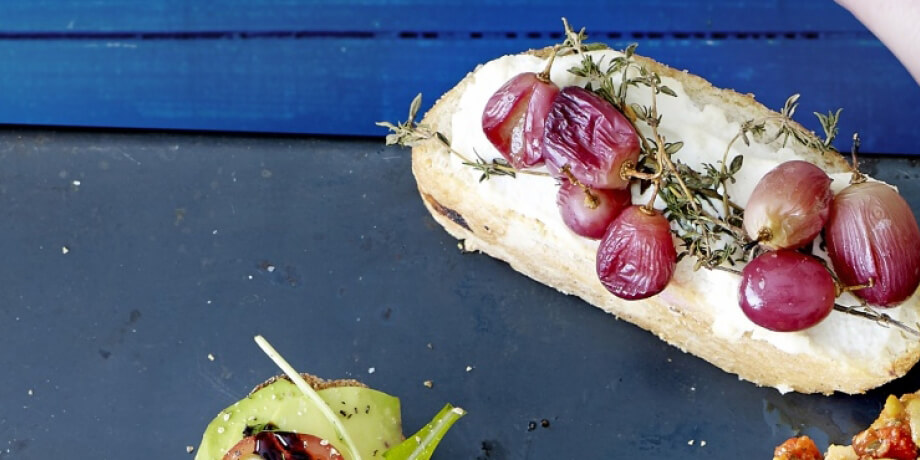 Bruschetta met ricotta, druiven en tijm