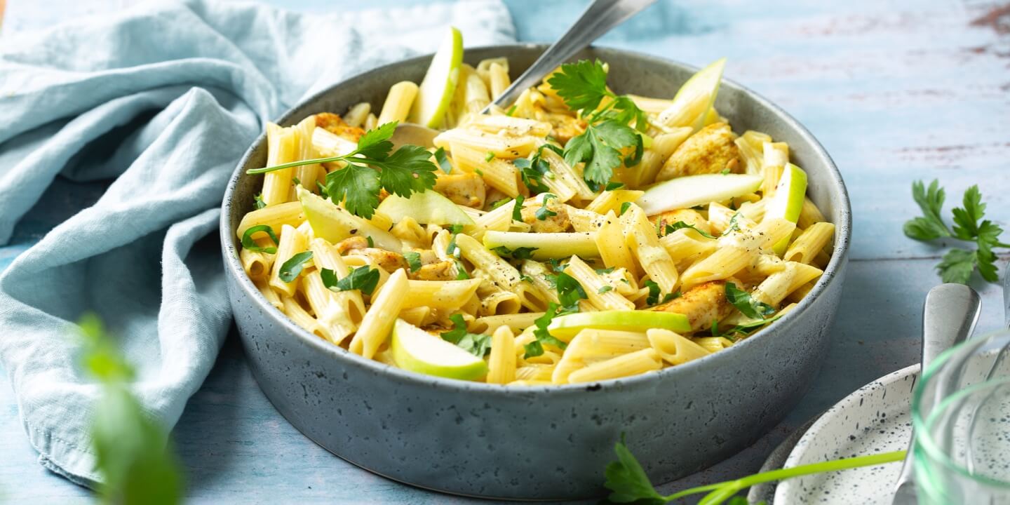 Penne sauce crémeuse au curry, dés de poulet et pommes