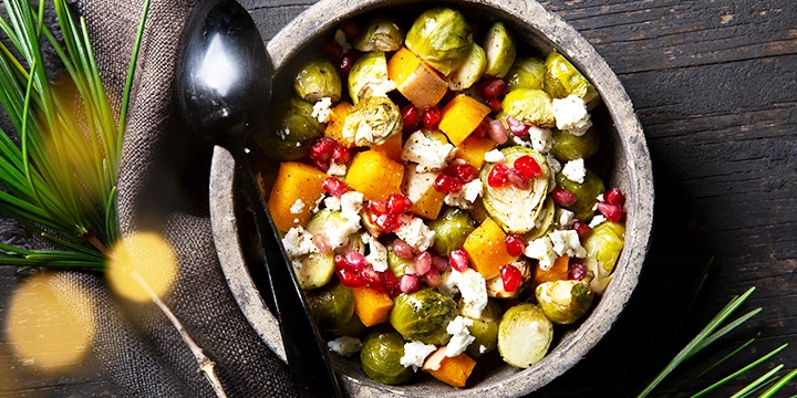 Gegrilde spruiten en pompoen met granaatappel en feta