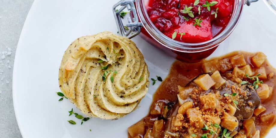 Noix de chevreuil, purée à la truff e, compote de pommes et d’airelles