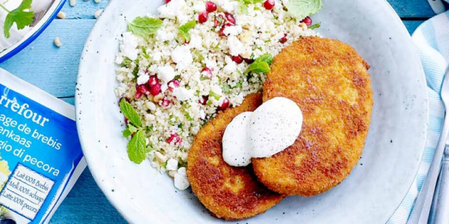 Vegetarische burgers en couscous met kruiden en feta