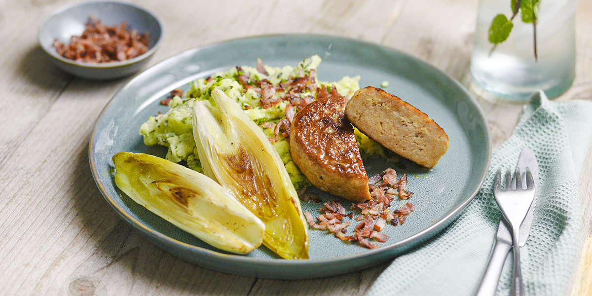 Kippenburger met kruidenpuree en crispy bacon