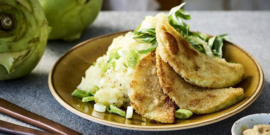 Gepaneerde koolrabi met camembert en mosterd