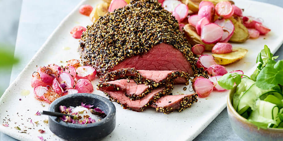 Rosbief in een pittig korstje met mierikswortel en gegrilde radijzen