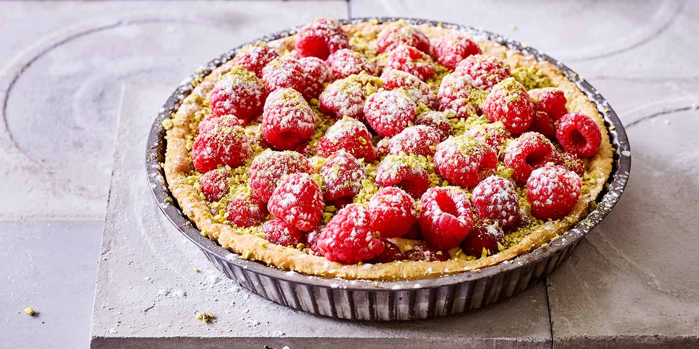 Tarte aux framboises, crème pâtissière et pralin de pistache