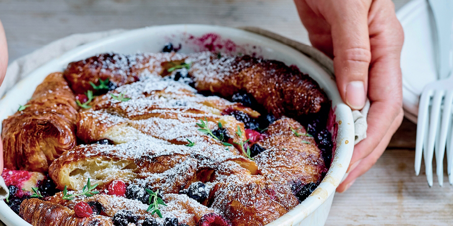 Broodpudding met croissants en rood fruit