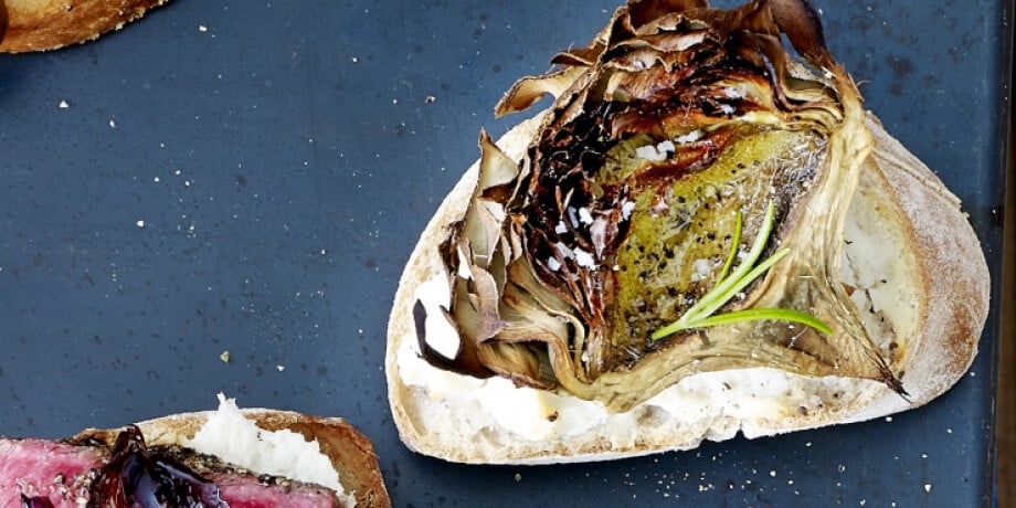 Bruschetta met gegrilde artisjok en geitenkaas