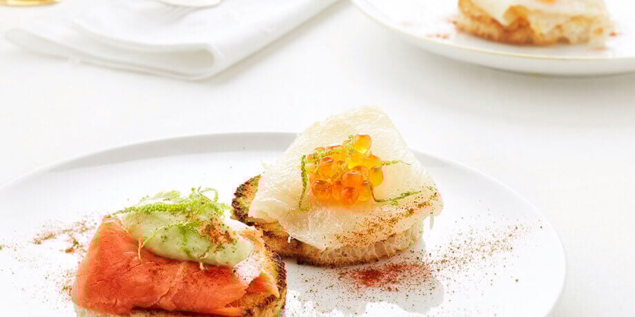 Duo van heilbotfilet en gerookte wilde zalm met citruszeste, avocadocrème en zalmeitjes